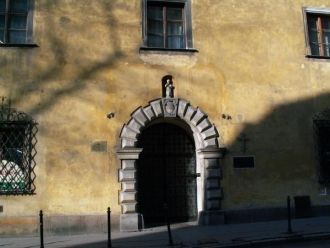 К храму примыкает небольшая часовня, в к