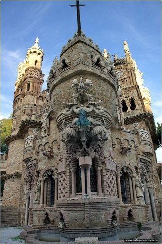 Центральное место в композиции занимает 