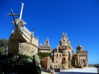 Замок украшают три корабля, символизирую