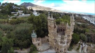 Вид на Замок Коломарес с высоты птичьего