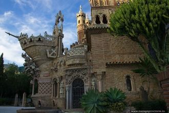 Дворец, фонтаны и башни Colomares возвед