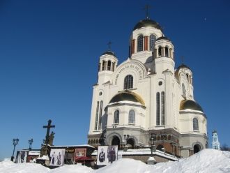 Храм пятикупольный, золотоглавый, белосн