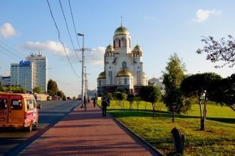 Построенное и освящённое вместе с храмом