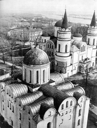С 1952 по 1958 год разрушенному собору в