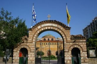 Вход во двор храма.