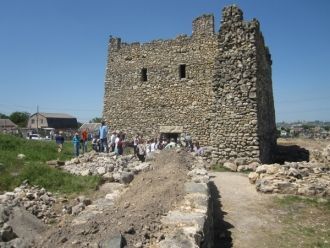 Раскопки продолжаются и сегодня. Сотрудн