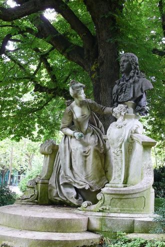 Одна из скульптур серии королев Франции 