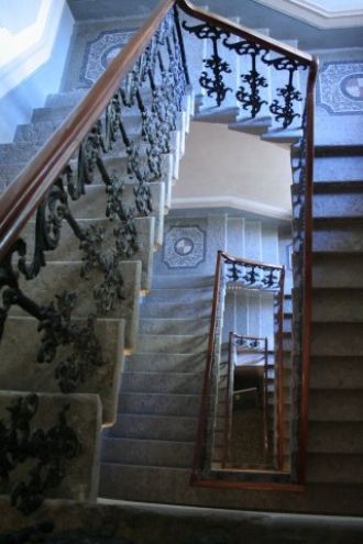 Лестница в доме поэта.