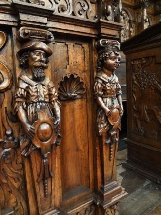 Он содержит 198 искусно вырезанных фигур