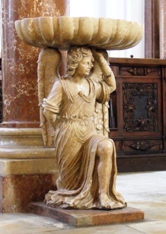 Статуи здесь просто повсюду. Большинство