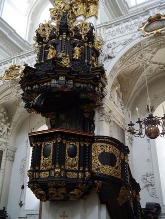 Богато украшенная кафедра.