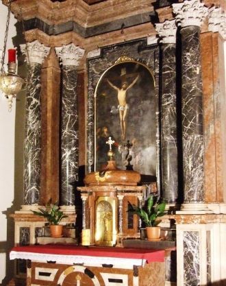 Мраморный алтарь с распятием.