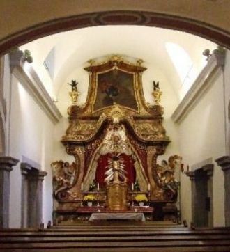 В нефе церкви, справа находится капелла 