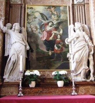 Два больших мраморных ангела. Справа - С