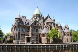 Церковь Синт-Баво была построена в 1889-