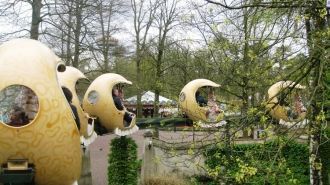 Сверху над забором парка на десятиметров