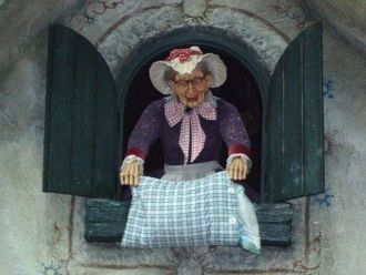 Матушка Метелица выбивает подушку. Летит