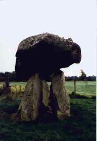 Это грибовидное каменное сооружение возр