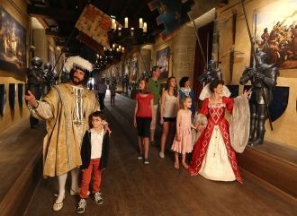 Благодаря красочным спектаклям, которые 