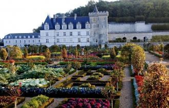 Сравняв с землей древний замок, Жан ле Б