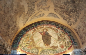 Христос изображён сидящим на полукруглой
