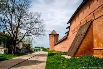 О том, что стены крепости возводились им