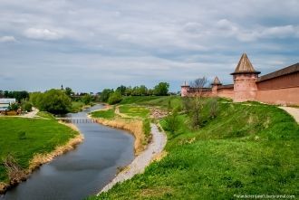 Монастырь находится на высоком берегу ре
