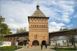 Вход в монастырь находится в Главной про