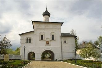 От Главной проездной башни проход в цент