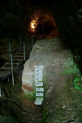 Вход в Ахштырскую пещеру оборудован лест