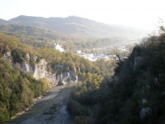Вид на каньон с площадки перед порталом 