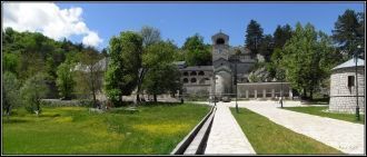 От старого монастыря остались развалины,