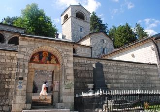 Недалеко от входа есть могилы князя Дани