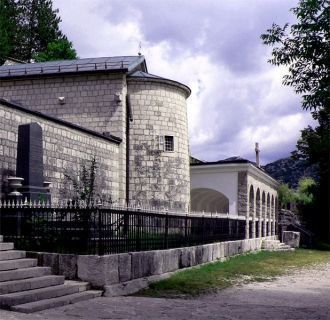 В 1890-х гг. к монастырской стене снаруж