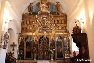 Внутренние интерьеры монастыря украшены 