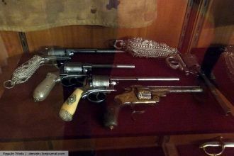 Коллекция оружия и боевых трофеев.