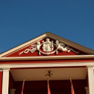 В придворной библиотеке, которая занимае