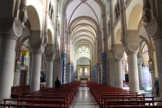 Интерьер храма оформлен ярко и торжестве