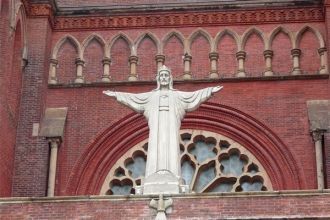 А также статуя Христа с распростертыми р