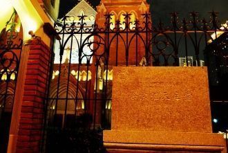 Были сорваны шпили, разобран потолок и р