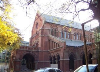 Стены собора сложены из красного кирпича