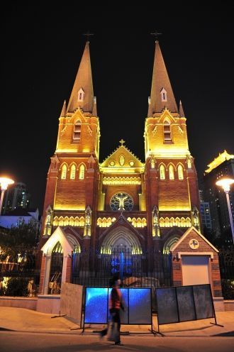 Над центральным входом возвышаются две 6