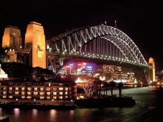 Ночной вид на мост Харбор Бридж в Сиднее
