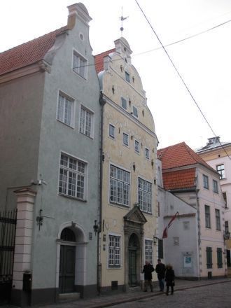 Это здание построено позже других старши