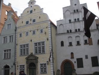 Три дома, Три Брата!