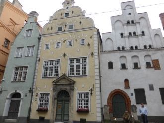 Рядом с белым домом имеется площадка с к