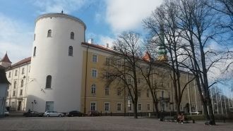 Расположен Рижский замок на правом берег