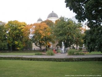 Вид на Храм и фонтан в парке со стороны 