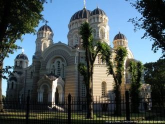 Вид на Храм и бульвар Свободы со стороны