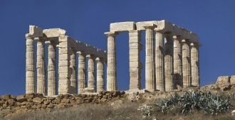 В ясный день из храма видны острова Кея,